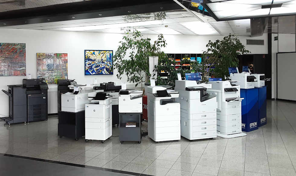 verschiedene Drucker und Kopierer im Showroom in Schweinfurt