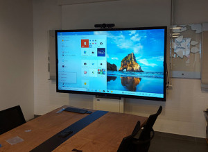 Kundenprojekt: Erweiterung eines Konferenzraums um ein interaktives 98″-Display